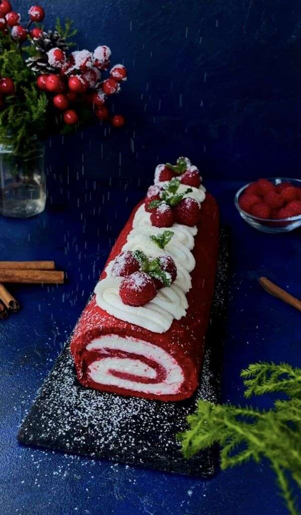 Red velvet yule log - Italian recipes by GialloZafferano